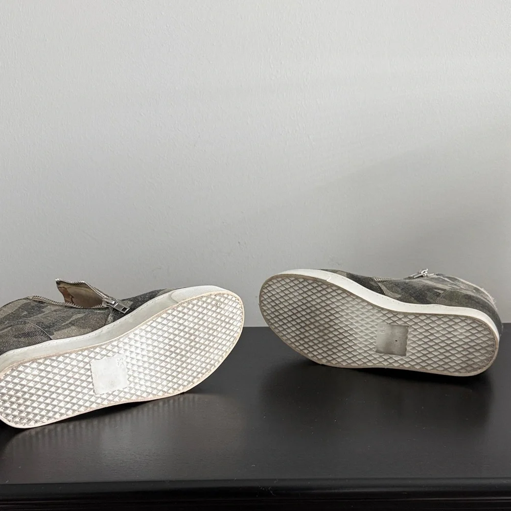 Soda Beige and Blue Striped Wedge Sneaker Bootie Sz‎ 6.5